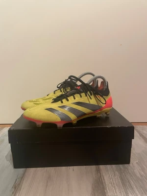 Adidas Predator fotbollsskor gul/svart - Säljer Adidas fotbollskor pga för små för mig.   Bra kvalité riktigt sköna och inget slitage på dem.   ✅Låda och påse kommer med!  🟢inköpspris 2999kr!  Har du någon fråga eller vill ha ytligare bilder är de bara att hojta till!