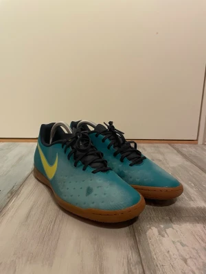 Blå Nike inomhusfotbollsskor - Bra skick på skorna! Lite slitage på högersidan av höger skon som ni kan se! Annars riktigt bra skick.   🚨 Låda förekommer ej  🟢inköpspris 459kr  Har ni någon fråga eller vill ha ytterligare Bilder är de bara att höra av sig!