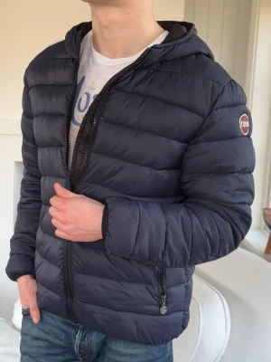 Colmar dun vår jacka - perfekt för våren, modellen är 182cm, 72kg jackan sitter perfekt och sitter som en medium
