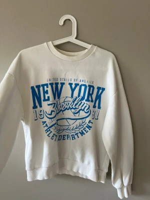 Gina - En snygg sweatshirt från gina i storlek S. Texten är lite mer ljusblå i verkligheten. 