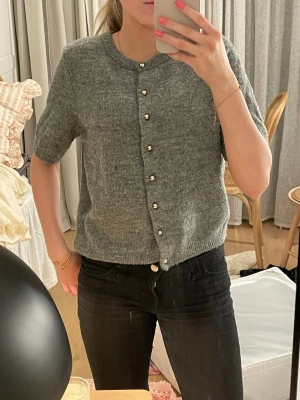 Grå kortärmad kofta med pärlknappar - Bra skick