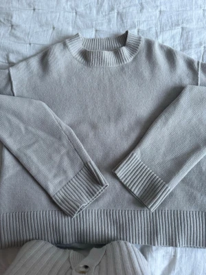 Ljusbeige stickad tröja - Såå snygg stickad tröja i en ljusbeige/ grå färg! Bra skick. Ull och kashmir blend.