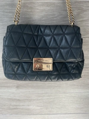  Michael Kors quiltad väska  - Snygg svart axelväska från Michael Kors i quiltat läder med triangulärt mönster. Väldigt bra skick😚😚😚