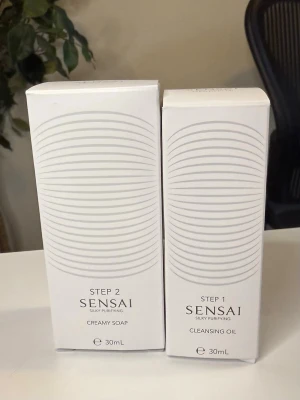Sensai Silky Purifying rengöringskit Creamy Soap Cleansing Oil - Sensai Silky Purifying rengöringskit med två steg: Cleansing Oil (30 ml) och Creamy Soap (30 ml). Lyxig dubbelrengöring, ansiktsrengöring och sminkborttagning. Oanvända och oöppnade. Står inget utgångsdatum, bara att de håller i 12 månader efter att de öppnats.