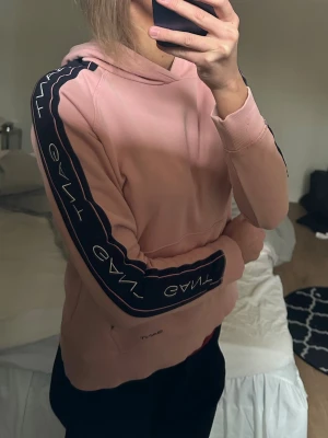 Rosa hoodie från Gant  - Rosa sweatshirt med luva från Gant Använd men i gott skick.  Har en liten fläck på framsidan av tröjan som knappt syns. Är i strl 170 (15 år) men passar mig som vanligtvis bär XS-S.