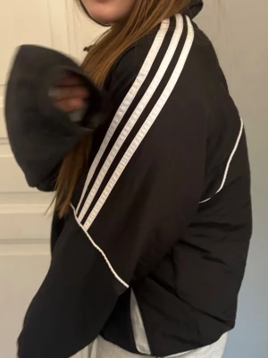  vintage jacka från Adidas - Jätte snygg vintage adidas jacka från 1990-2000talet. Inga spår av användning. Jackan är i storlek L men passar M och S ( personen i bilden är S)! Vid frågor skriv privat:)🌸