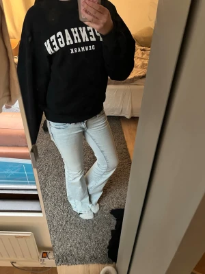 Svart sweatshirt från Gina Tricot XS - Svart sweatshirt från Gina Tricot i storlek XS med vit text 'Copenhagen Denmark' på bröstet. Tröjan har rund halsringning och ribbade muddar vid ärmslut och nederkant. Perfekt till jeans eller mjukisbyxor för en avslappnad look.