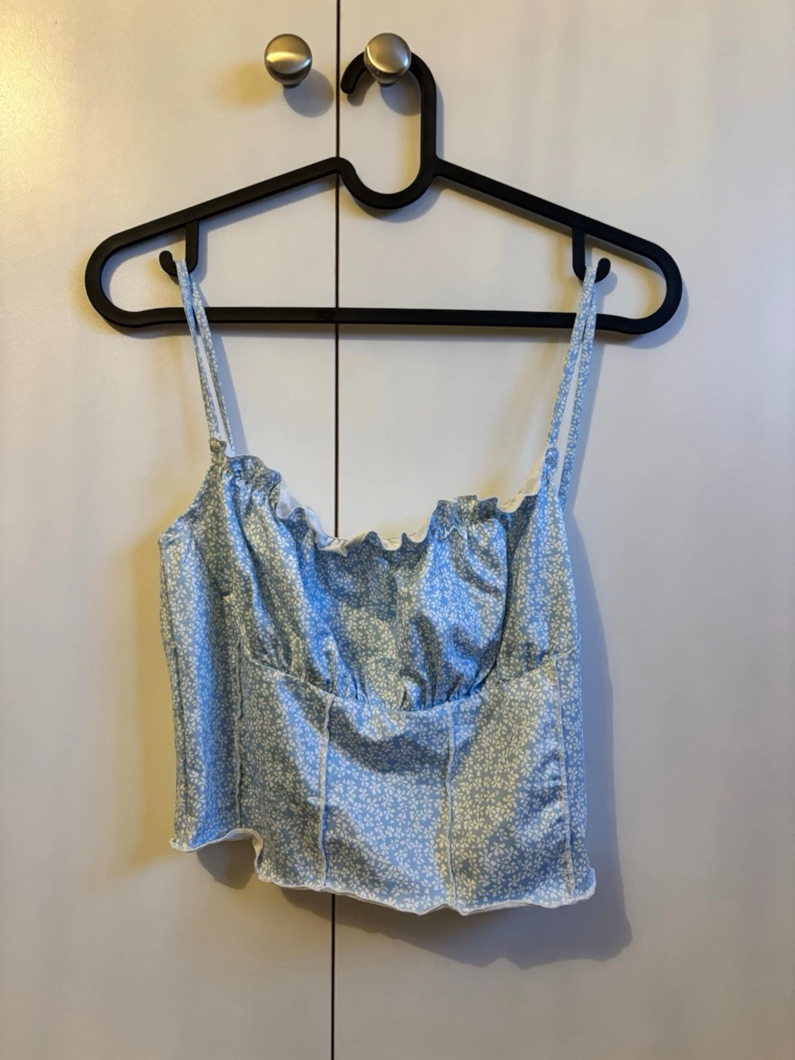 Blommig blå linnetopp med smala band