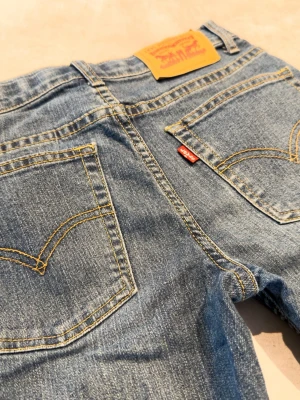 Snygga ljusblå jeans från Levis - Ett fint par jeans från Levis i storlek 146-152 barn, bara att höra av er vid funderingar, skickas inom en dag!