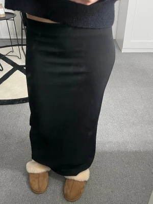 Svart tajt långkjol - Säljer en svart lång kjol som aldrig är använd!!