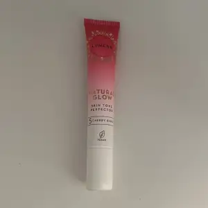 Natural glow blush i färgen ”5 Cherry blush” fick denna i Lumene’s julkalender, endast testad. Kontakta mig för mer information eller bilder!