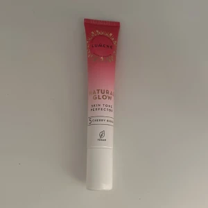 Natural glow blush - Natural glow blush i färgen ”5 Cherry blush” fick denna i Lumene’s julkalender, endast testad. Kontakta mig för mer information eller bilder!