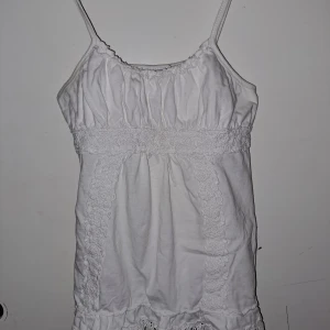 Gulligt sommarlinne - Jag fick den som en present men den har inte kommit till användning så därför säljer jag den i någorlunda nyskick 💗💗💗