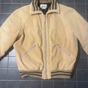 Vintage jacka - En skitsnygg jacka som är köpt på Pop Boutique här i Göteborg! Jag köpte den för 600 kr. Då den har ett hål i ena fickan så säljer jag den för 200 kr! Den är även väldigt varm och gosig på insidan🥰