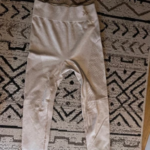 Träningsbyxor  - Träningsbyxor i storlek 150-160 säljer för 50 kr vid snabb affär säljs den för 20 kr endast provade 