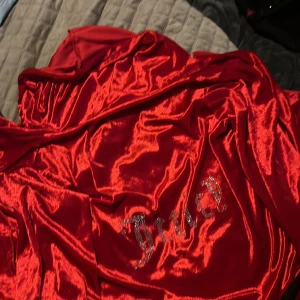 Röd huvkofta  - Säljer en Falsk juciy huvtröja då jag inte använder den längre 