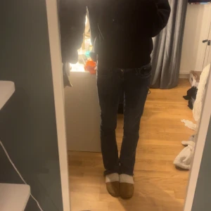 LTB Jeans - Hej! Jag säljer min fina ltb jeans i modellen valerie, jag har använt dem ca 5 gånger då jeansen ör förstora i midjan. Måtten är 26 i midjan och 36 i längden. Köparen står för frakten och jag tar enbart Swish eller plick pay💕