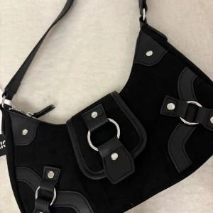 Väskor - Oanvända. Från H&M. 150kr eller 250kr för båda 