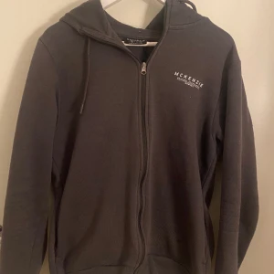 Mckenzie - Jag säljer den här Mckenzie tröjan så jag inte använder den längre. 