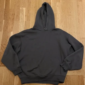Grå hoodie - Säljer denna snygga gråa hoodie från Berskha för att den har blivit för liten för mig. Passformen är lite baggy, sitter ungefär som Yeezy X Gap hoodies. Jag är 186 cm. Hör av dig vid minsta fundering!