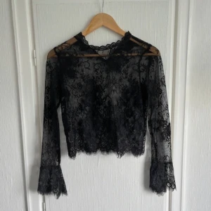 Snygg spetstopp - Snygg långärmad svart spetstopp😻Perfekt till fest och nyår. Skriv vid intresse