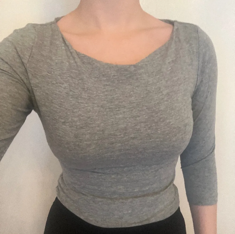 Gråmelerad tröja av ogranic cotton med 3/4-ärm från Lindex i storlek XS med passar bra på S/M-kropp också. Varsamt använd. Köparen står för frakten. Diskuterbart pris. Hör av er för frågor eller fler bilder. Neuletakit & Villapaidat.