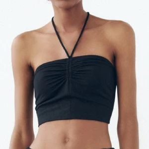 Svart festtopp med snöre i nacken - Säljer denna superfina svarta festtoppen från Zara med snöre i nacken. Går att knyta på flera olika sätt. Använd endast 2 gånger därav väldigt bra skick. Köptes för 100kr men säljer för 69 ❣️💌