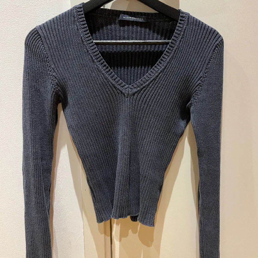 Mörkblå långärmad tröja från Brandy Melville v-neck, one size. Endast använd ett fåtal gånger, fint skick.  Köparen betalar frakten.. Tröjor & Koftor.