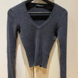 Mörkblå långärmad tröja från Brandy Melville v-neck, one size. Endast använd ett fåtal gånger, fint skick.  Köparen betalar frakten.