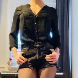 Black shirt - Black shirt, good condition, only selling cause it doesn’t fit anymore :( 