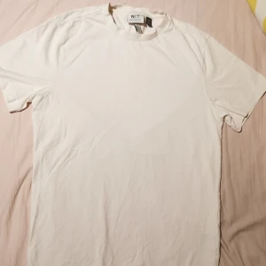 Vit t-shirt - Vit herr t-shirt i storlek S. Köpt i somras och bara använd ett fåtal gånger. 