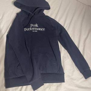 Säljer denna peak hoodie. Mörkblå. Liten i storleken 