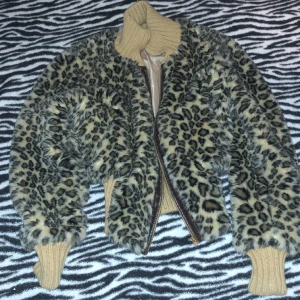 Leopard jacka - Sååå snygg jacka men har dessvärre alldeles för många:( Jag är en xs! Den sitter supersnygga och endast använd några fåtal gånger! Superbra skick! Bud från 400 iom att jag köpte den för 500 och den typ aldrig är använd :)