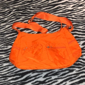 Väska - Snygg väska aldrig använd! Får lätt plats med en dator eller liknande!