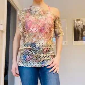 Super colourful, summer shirt, one shoulder! It’s transparent, so a one colour top underneath is perfect! Can be even used as a dress with a longer tight top underneath! Fits XS-S