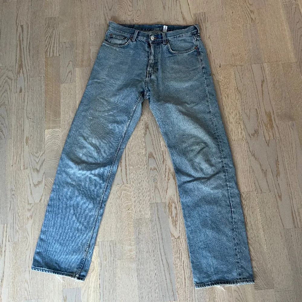 Ett par snygga ljusblåa weekday jeans i passform ”space”   För fler frågor kontakta oss🤝. Jeans & Byxor.