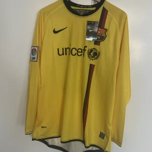 Messi Barcelona Jersey - oanvänd med köplapp kvar  -XXL med lite mindre sizing än True to size  - Går att använda som oversize om man har mindre storlekar