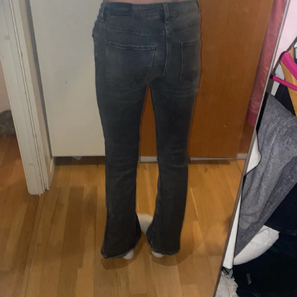 Säljer mina älskade gråa bootcut jeans från Gina Tricot då de har blivit för små. Pris kan diskuteras!❤️. Jeans & Byxor.