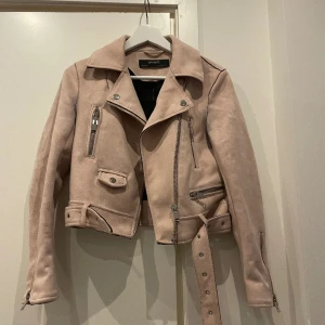 Rosa skinnjacka - Jättefin rosa skinnjacka