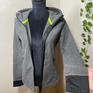 Fleece jacka/ sport jacka - Säljer denna fleece jackan som har knappt använts. Storlek S