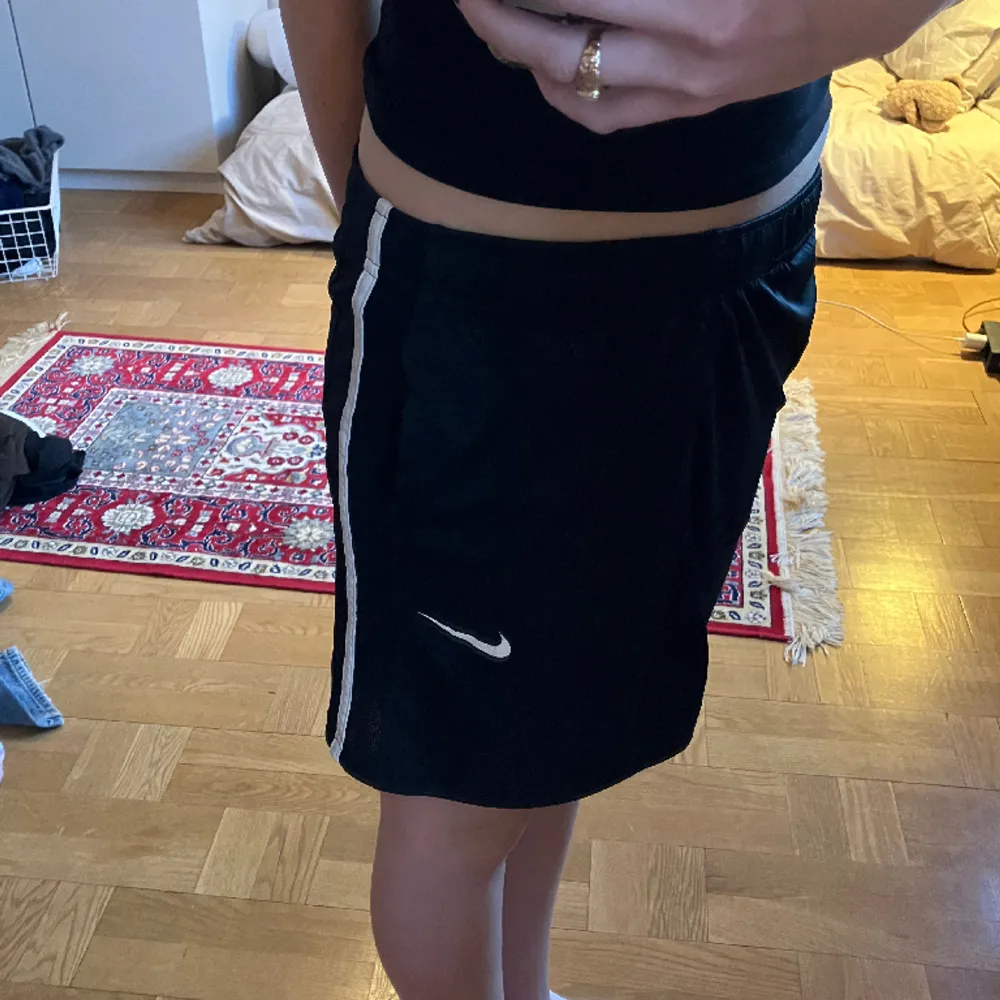 En cool Nike kjol. Är i träningmaterial, men funkar absolut att ha utan att träna ❤️. Kjolar.