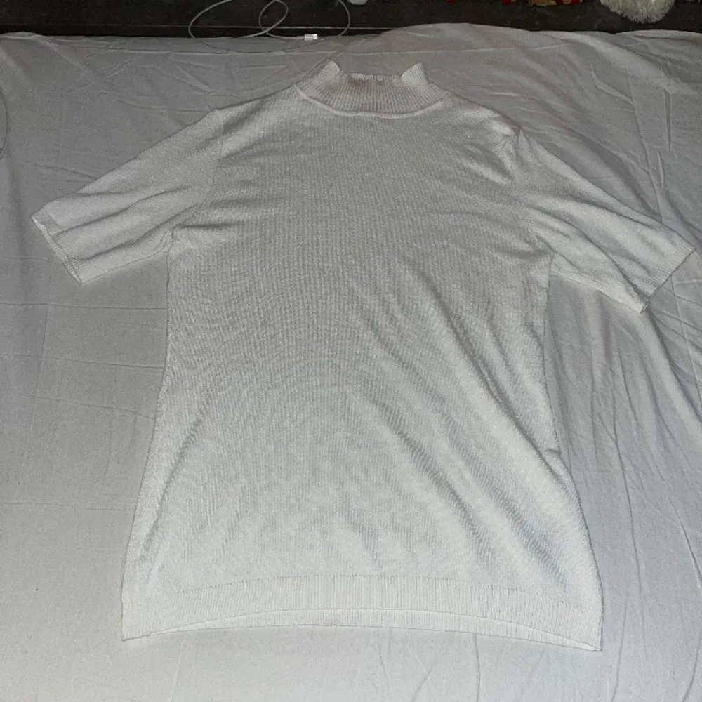  Den här tröjan är en vit turlelneck som bildar sig lång men är egentligen medellängd, Den passar large och medium men tyvärr har ingen användning längre. Stickat.