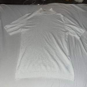  Den här tröjan är en vit turlelneck som bildar sig lång men är egentligen medellängd, Den passar large och medium men tyvärr har ingen användning längre