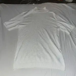  Den här tröjan är en vit turlelneck som bildar sig lång men är egentligen medellängd, Den passar large och medium men tyvärr har ingen användning längre