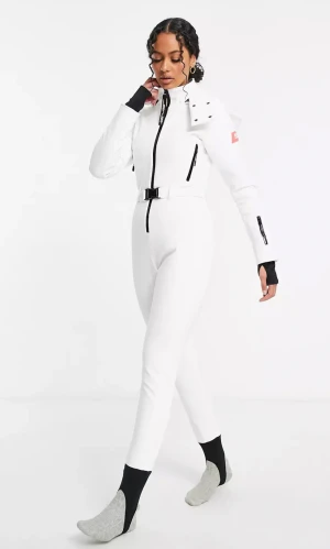 Skidoverall - Skidoverall som använts en resa, så gott som ny. Supersnygg tight men som man ändå får plats med underställ osv. Jag är 163 och brukar ha xs/s