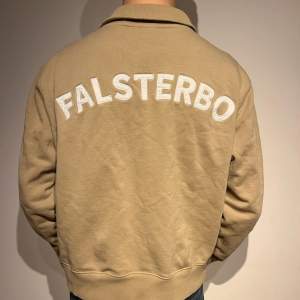 Riktigt snygg fullzip tröja med Falsterbo tryck. Tröjan är köpt på restaurangen kust och säljs för betydligt mindre än köpt.