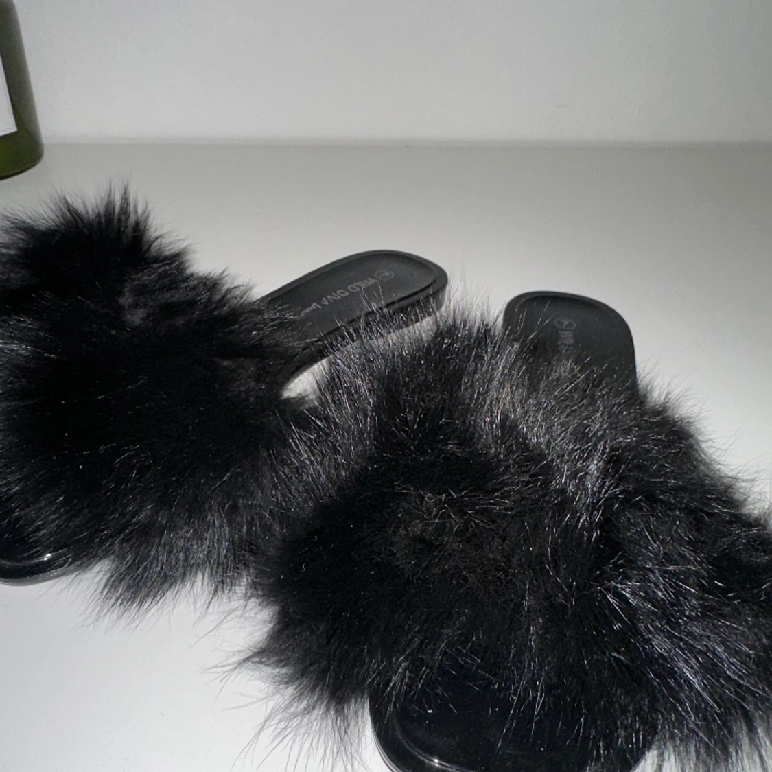 Svarta Pälstofflor från FanshionNova  - 90