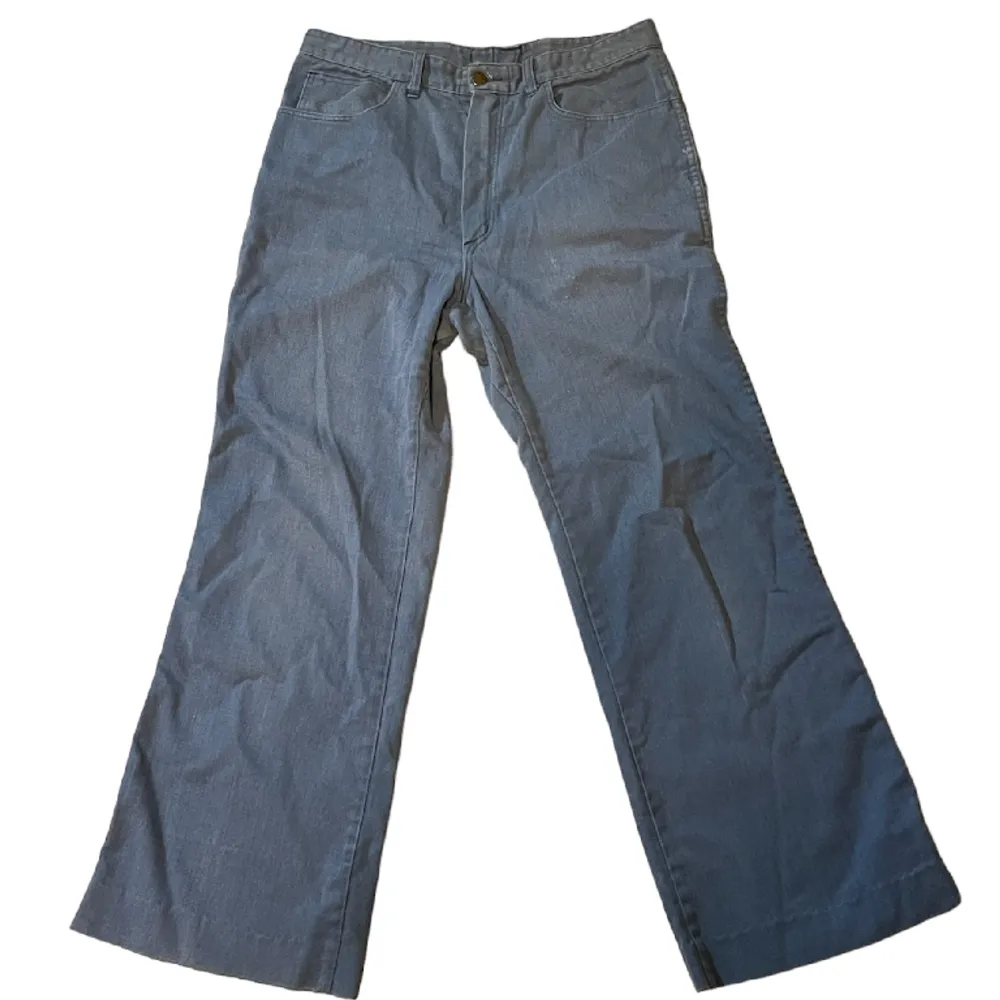 Riktigt snygga jeans. Midja:40cm, ytterbenslängd:97cm, innerbenslängd:67cm. Skriv på dm vid frågor eller fler bilder!. Jeans & Byxor.