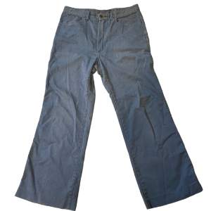 Riktigt snygga jeans. Midja:40cm, ytterbenslängd:97cm, innerbenslängd:67cm. Skriv på dm vid frågor eller fler bilder!
