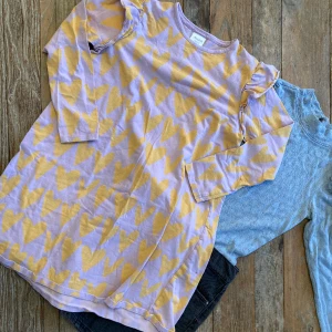 Klädpaket tjej, 7-10 år - Svart kjol jeansmaterial. Ljusblå fin tröja, två knappar bak i rygg, puffärm, strukturerat material. Lila knälångt nattlinne med gula hjärtan, puffärm, härligt bomullsmaterial. Rök fritt hem. Bra skick! Hör av er för mer kort och pris.